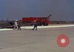 Image L'ARMÉE AMÉRICAINE RU-8D aéronefs Beechcraft Seminole fait des engins Jusqu'à l'atterrissage sur piste mousse Saigon Sud Vietnam, 1967, de la seconde 24 séquences d'archives historiques vidéo 65675045177