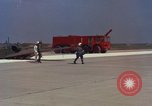 Image L'ARMÉE AMÉRICAINE RU-8D aéronefs Beechcraft Seminole fait des engins Jusqu'à l'atterrissage sur piste mousse Saigon Sud Vietnam, 1967, de la seconde 25 séquences d'archives historiques vidéo 65675045177