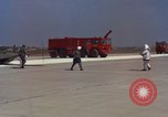 Image L'ARMÉE AMÉRICAINE RU-8D aéronefs Beechcraft Seminole fait des engins Jusqu'à l'atterrissage sur piste mousse Saigon Sud Vietnam, 1967, de la seconde 26 séquences d'archives historiques vidéo 65675045177