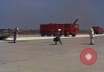 Image L'ARMÉE AMÉRICAINE RU-8D aéronefs Beechcraft Seminole fait des engins Jusqu'à l'atterrissage sur piste mousse Saigon Sud Vietnam, 1967, de la seconde 27 séquences d'archives historiques vidéo 65675045177