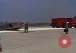 Image L'ARMÉE AMÉRICAINE RU-8D aéronefs Beechcraft Seminole fait des engins Jusqu'à l'atterrissage sur piste mousse Saigon Sud Vietnam, 1967, de la seconde 28 séquences d'archives historiques vidéo 65675045177