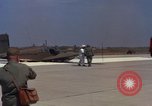 Image L'ARMÉE AMÉRICAINE RU-8D aéronefs Beechcraft Seminole fait des engins Jusqu'à l'atterrissage sur piste mousse Saigon Sud Vietnam, 1967, de la seconde 29 séquences d'archives historiques vidéo 65675045177