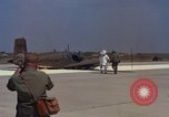 Image L'ARMÉE AMÉRICAINE RU-8D aéronefs Beechcraft Seminole fait des engins Jusqu'à l'atterrissage sur piste mousse Saigon Sud Vietnam, 1967, de la seconde 30 séquences d'archives historiques vidéo 65675045177
