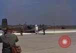 Image L'ARMÉE AMÉRICAINE RU-8D aéronefs Beechcraft Seminole fait des engins Jusqu'à l'atterrissage sur piste mousse Saigon Sud Vietnam, 1967, de la seconde 31 séquences d'archives historiques vidéo 65675045177