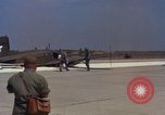 Image L'ARMÉE AMÉRICAINE RU-8D aéronefs Beechcraft Seminole fait des engins Jusqu'à l'atterrissage sur piste mousse Saigon Sud Vietnam, 1967, de la seconde 32 séquences d'archives historiques vidéo 65675045177