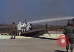 Image L'ARMÉE AMÉRICAINE RU-8D aéronefs Beechcraft Seminole fait des engins Jusqu'à l'atterrissage sur piste mousse Saigon Sud Vietnam, 1967, de la seconde 33 séquences d'archives historiques vidéo 65675045177