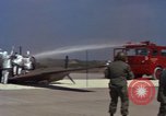 Image L'ARMÉE AMÉRICAINE RU-8D aéronefs Beechcraft Seminole fait des engins Jusqu'à l'atterrissage sur piste mousse Saigon Sud Vietnam, 1967, de la seconde 34 séquences d'archives historiques vidéo 65675045177