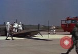 Image L'ARMÉE AMÉRICAINE RU-8D aéronefs Beechcraft Seminole fait des engins Jusqu'à l'atterrissage sur piste mousse Saigon Sud Vietnam, 1967, de la seconde 35 séquences d'archives historiques vidéo 65675045177