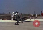 Image L'ARMÉE AMÉRICAINE RU-8D aéronefs Beechcraft Seminole fait des engins Jusqu'à l'atterrissage sur piste mousse Saigon Sud Vietnam, 1967, de la seconde 36 séquences d'archives historiques vidéo 65675045177