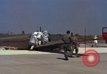 Image L'ARMÉE AMÉRICAINE RU-8D aéronefs Beechcraft Seminole fait des engins Jusqu'à l'atterrissage sur piste mousse Saigon Sud Vietnam, 1967, de la seconde 37 séquences d'archives historiques vidéo 65675045177
