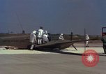 Image L'ARMÉE AMÉRICAINE RU-8D aéronefs Beechcraft Seminole fait des engins Jusqu'à l'atterrissage sur piste mousse Saigon Sud Vietnam, 1967, de la seconde 40 séquences d'archives historiques vidéo 65675045177