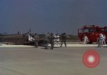 Image L'ARMÉE AMÉRICAINE RU-8D aéronefs Beechcraft Seminole fait des engins Jusqu'à l'atterrissage sur piste mousse Saigon Sud Vietnam, 1967, de la seconde 42 séquences d'archives historiques vidéo 65675045177
