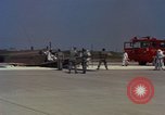 Image L'ARMÉE AMÉRICAINE RU-8D aéronefs Beechcraft Seminole fait des engins Jusqu'à l'atterrissage sur piste mousse Saigon Sud Vietnam, 1967, de la seconde 43 séquences d'archives historiques vidéo 65675045177