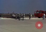 Image L'ARMÉE AMÉRICAINE RU-8D aéronefs Beechcraft Seminole fait des engins Jusqu'à l'atterrissage sur piste mousse Saigon Sud Vietnam, 1967, de la seconde 44 séquences d'archives historiques vidéo 65675045177