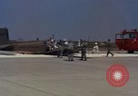 Image L'ARMÉE AMÉRICAINE RU-8D aéronefs Beechcraft Seminole fait des engins Jusqu'à l'atterrissage sur piste mousse Saigon Sud Vietnam, 1967, de la seconde 45 séquences d'archives historiques vidéo 65675045177