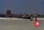 Image L'ARMÉE AMÉRICAINE RU-8D aéronefs Beechcraft Seminole fait des engins Jusqu'à l'atterrissage sur piste mousse Saigon Sud Vietnam, 1967, de la seconde 46 séquences d'archives historiques vidéo 65675045177