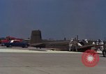 Image L'ARMÉE AMÉRICAINE RU-8D aéronefs Beechcraft Seminole fait des engins Jusqu'à l'atterrissage sur piste mousse Saigon Sud Vietnam, 1967, de la seconde 47 séquences d'archives historiques vidéo 65675045177