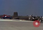 Image L'ARMÉE AMÉRICAINE RU-8D aéronefs Beechcraft Seminole fait des engins Jusqu'à l'atterrissage sur piste mousse Saigon Sud Vietnam, 1967, de la seconde 48 séquences d'archives historiques vidéo 65675045177