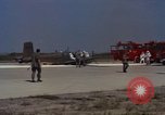 Image L'ARMÉE AMÉRICAINE RU-8D aéronefs Beechcraft Seminole fait des engins Jusqu'à l'atterrissage sur piste mousse Saigon Sud Vietnam, 1967, de la seconde 49 séquences d'archives historiques vidéo 65675045177