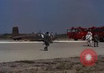 Image L'ARMÉE AMÉRICAINE RU-8D aéronefs Beechcraft Seminole fait des engins Jusqu'à l'atterrissage sur piste mousse Saigon Sud Vietnam, 1967, de la seconde 51 séquences d'archives historiques vidéo 65675045177