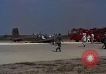 Image L'ARMÉE AMÉRICAINE RU-8D aéronefs Beechcraft Seminole fait des engins Jusqu'à l'atterrissage sur piste mousse Saigon Sud Vietnam, 1967, de la seconde 52 séquences d'archives historiques vidéo 65675045177