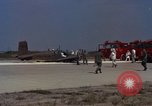 Image L'ARMÉE AMÉRICAINE RU-8D aéronefs Beechcraft Seminole fait des engins Jusqu'à l'atterrissage sur piste mousse Saigon Sud Vietnam, 1967, de la seconde 53 séquences d'archives historiques vidéo 65675045177