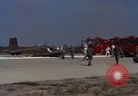 Image L'ARMÉE AMÉRICAINE RU-8D aéronefs Beechcraft Seminole fait des engins Jusqu'à l'atterrissage sur piste mousse Saigon Sud Vietnam, 1967, de la seconde 54 séquences d'archives historiques vidéo 65675045177