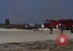 Image L'ARMÉE AMÉRICAINE RU-8D aéronefs Beechcraft Seminole fait des engins Jusqu'à l'atterrissage sur piste mousse Saigon Sud Vietnam, 1967, de la seconde 55 séquences d'archives historiques vidéo 65675045177