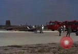 Image L'ARMÉE AMÉRICAINE RU-8D aéronefs Beechcraft Seminole fait des engins Jusqu'à l'atterrissage sur piste mousse Saigon Sud Vietnam, 1967, de la seconde 56 séquences d'archives historiques vidéo 65675045177