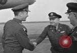 Immagine di Noi generali dell'Esercito arrivare Tokyo Giappone, 1951, secondo 30 filmato di repertorio 65675045194