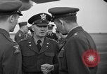 Immagine di Noi generali dell'Esercito arrivare Tokyo Giappone, 1951, secondo 32 filmato di repertorio 65675045194
