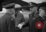 Immagine di Noi generali dell'Esercito arrivare Tokyo Giappone, 1951, secondo 46 filmato di repertorio 65675045194