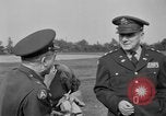 Immagine di Il maggiore generale George indietro Tokyo Giappone, 1951, secondo 12 filmato di repertorio 65675045195