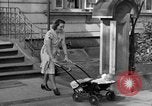 Image Vie de aux personnes à charge des militaires Bad Nauheim Allemagne, 1946, de la seconde 19 séquences d'archives historiques vidéo 65675045201