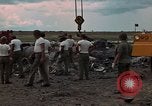 Immagine di Pulire la zona Il Vietnam, 1965, secondo 19 filmato di repertorio 65675045224