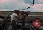 Immagine di Pulire la zona Il Vietnam, 1965, secondo 24 filmato di repertorio 65675045224
