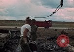 Immagine di Pulire la zona Il Vietnam, 1965, secondo 25 filmato di repertorio 65675045224