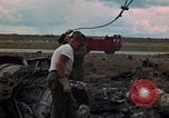 Immagine di Pulire la zona Il Vietnam, 1965, secondo 27 filmato di repertorio 65675045224