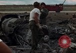 Immagine di Pulire la zona Il Vietnam, 1965, secondo 28 filmato di repertorio 65675045224