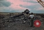 Immagine di Pulire la zona Il Vietnam, 1965, secondo 39 filmato di repertorio 65675045224