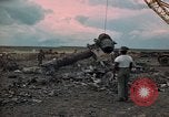 Immagine di Pulire la zona Il Vietnam, 1965, secondo 40 filmato di repertorio 65675045224