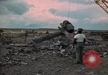 Immagine di Pulire la zona Il Vietnam, 1965, secondo 42 filmato di repertorio 65675045224