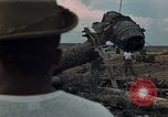 Immagine di Pulire la zona Il Vietnam, 1965, secondo 44 filmato di repertorio 65675045224