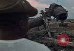 Immagine di Pulire la zona Il Vietnam, 1965, secondo 49 filmato di repertorio 65675045224