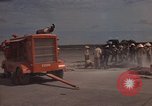 Immagine di Pulire la zona Il Vietnam, 1965, secondo 6 filmato di repertorio 65675045225