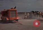 Immagine di Pulire la zona Il Vietnam, 1965, secondo 8 filmato di repertorio 65675045225