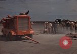 Immagine di Pulire la zona Il Vietnam, 1965, secondo 9 filmato di repertorio 65675045225