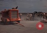 Immagine di Pulire la zona Il Vietnam, 1965, secondo 10 filmato di repertorio 65675045225