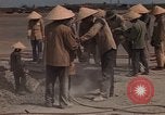 Immagine di Pulire la zona Il Vietnam, 1965, secondo 11 filmato di repertorio 65675045225