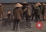Immagine di Pulire la zona Il Vietnam, 1965, secondo 14 filmato di repertorio 65675045225